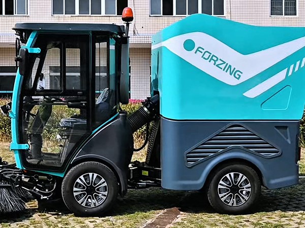 工廠(chǎng)內(nèi)的狹窄過(guò)道、廠(chǎng)區(qū)內(nèi)的綠道，純電動(dòng)掃路機(jī)都能輕松清掃